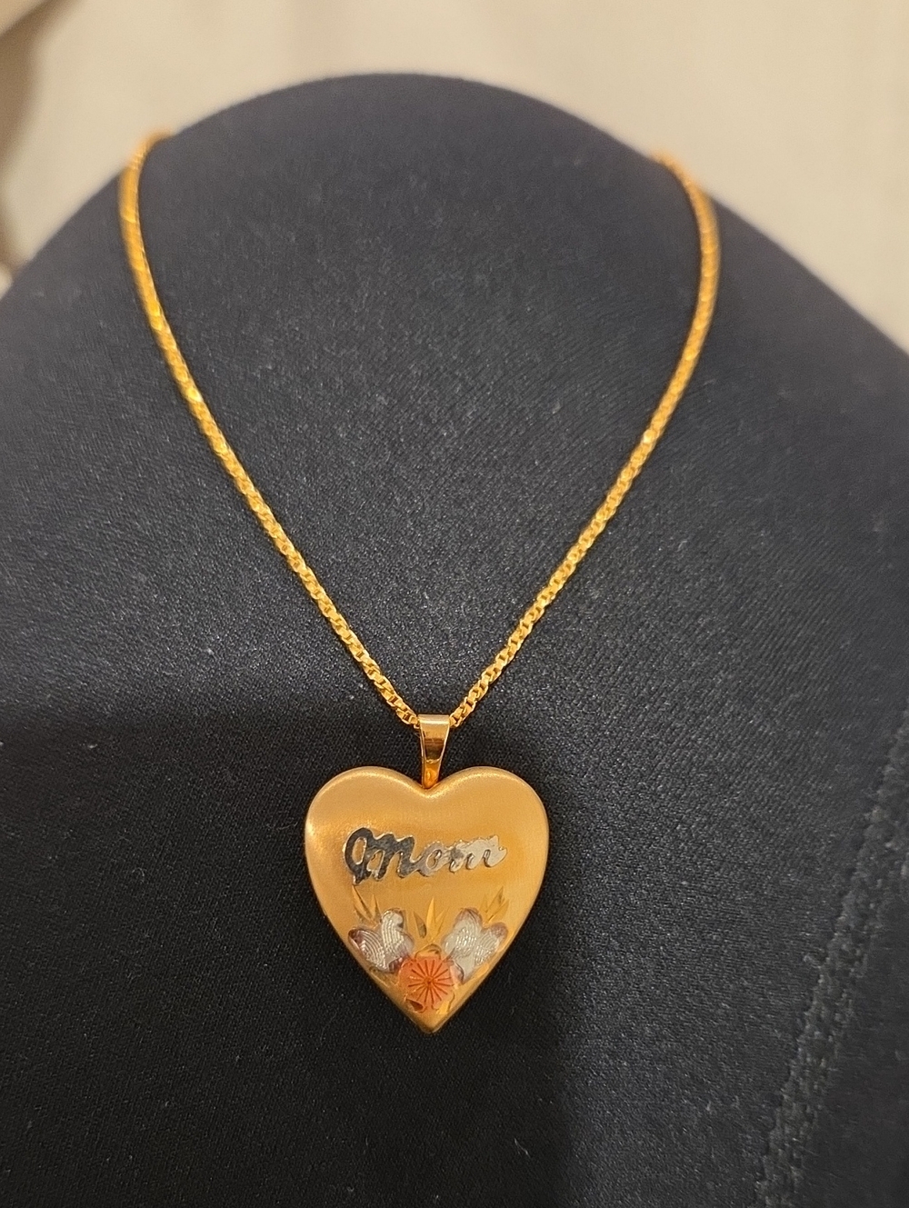 Vintage 14k Mom Heart Locket